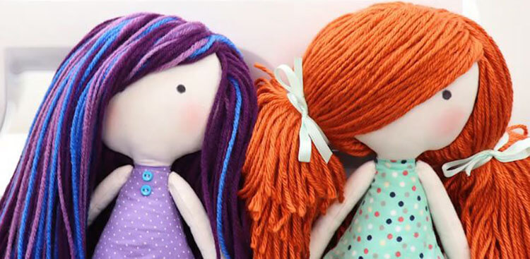 Прическа для текстильной куклы из ниток для вязания.
